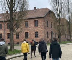Wycieczka klasy ósmej do Auschwitz Birkenau oraz Krakowa